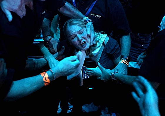 Una joven fue expulsada de la conferencia tras lanzar una proclama contra Farage.