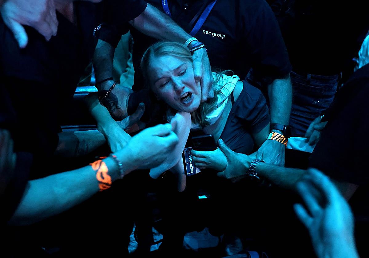 Una joven fue expulsada de la conferencia tras lanzar una proclama contra Farage.