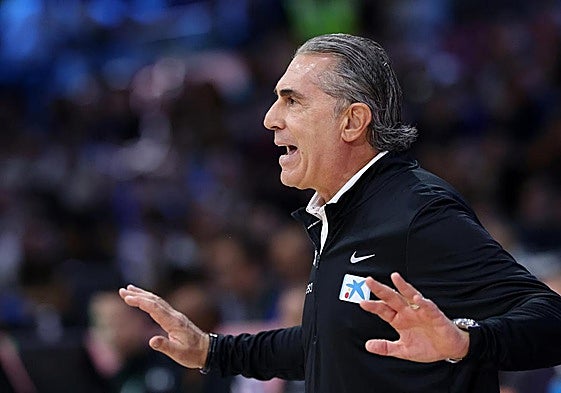Sergio Scariolo pide calma en un momento del partido del Eurobasket entre España y Grecia.