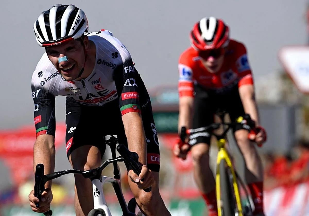 Joao Almeida, durante la subida al Angliru