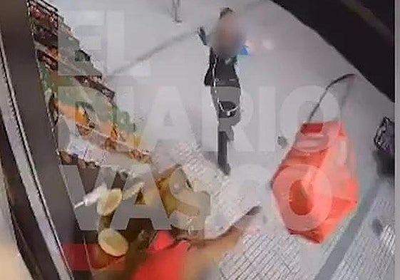 Imágenes captadas por las cámaras de seguridad donde se ve la trifulca.