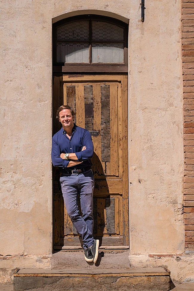 Tarradas Bultó ante una de las viviendas para obreros de la Colonia Vidal.