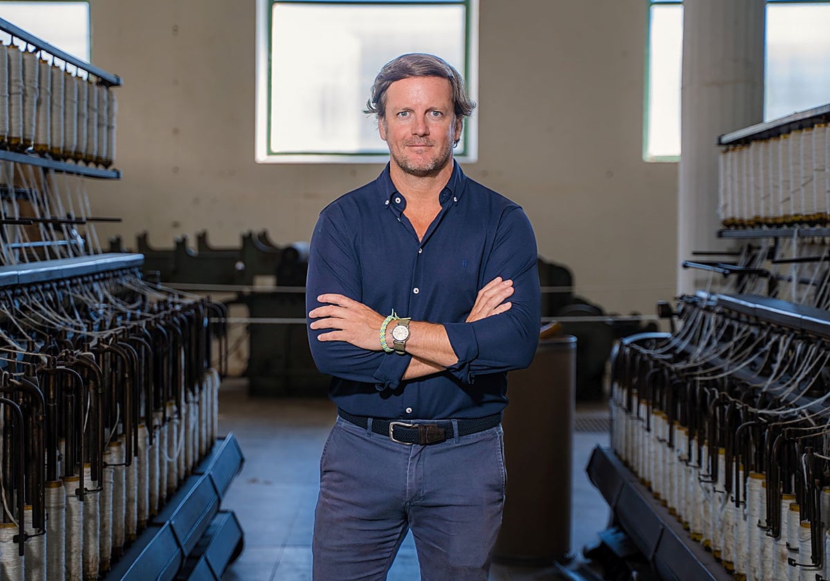 Rafael Tarradas Bultó ante los telares originales de la Colonia Vidal, en Puig-reig, cerca de Manresa.