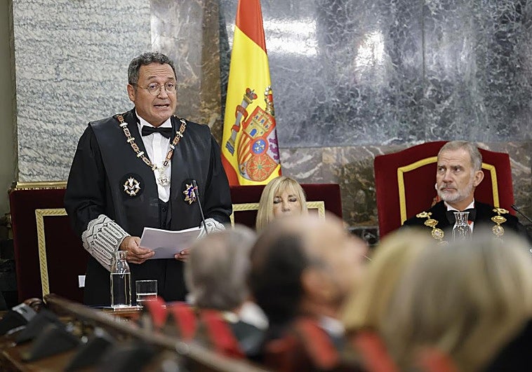 El fiscal general durante la lectura de su discurso en la apertura del año judicial, presidida por el Rey.