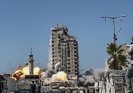 Bombardeo israelí este viernes en Ciudad de Gaza contra un edificio residencial, la torre Mushtaha.