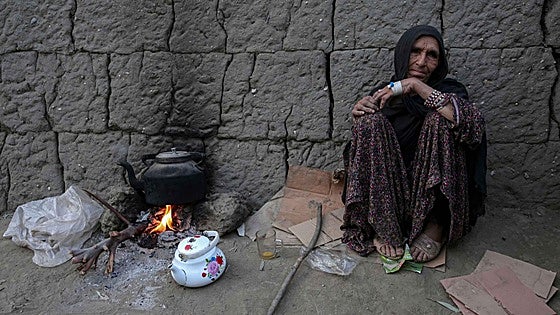 Los talibanes prohíben rescatar a mujeres tras el terremoto de Afganistán