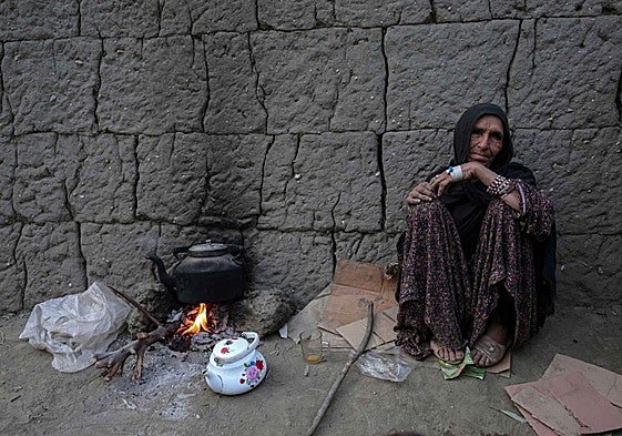 Una mujer afgana que ha perdido su casa en el terremoto.