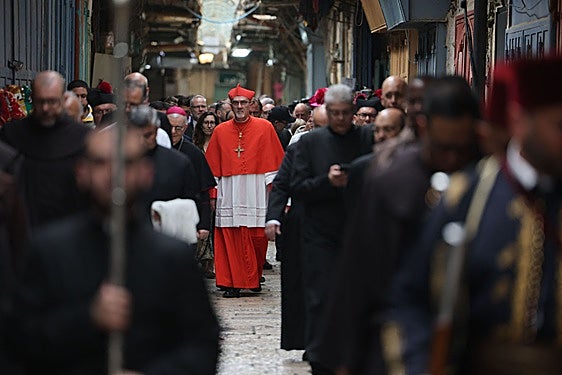 El cardenal Pierbattista Pizzaba, en la Ciudad Vieja de Jerusalén.