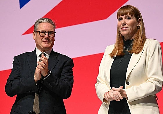 Keir Starmer junto a Angela Rayner.