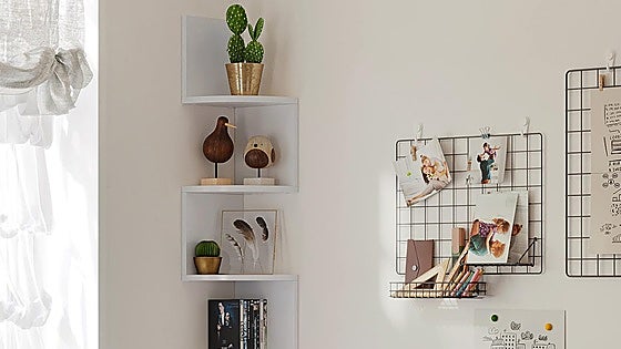 Optimiza rincones con diseño moderno y funcional gracias a  esta estantería de esquina