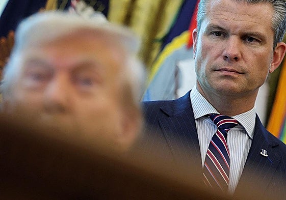 Donald Trump, con el jefe del Pentágono, Pete Hegseth, detrás.