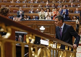 Sánchez se dirige a su escaño en el pleno del Congreso celebrado el pasado 9 de julio, tras el estallido del 'caso Cerdán'