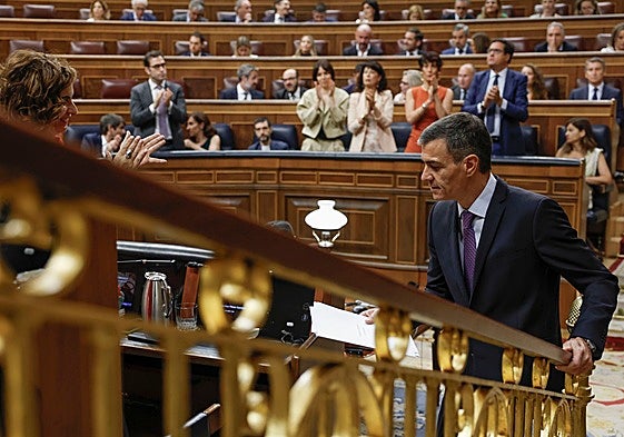 Sánchez se dirige a su escaño en el pleno del Congreso celebrado el pasado 9 de julio, tras el estallido del 'caso Cerdán'