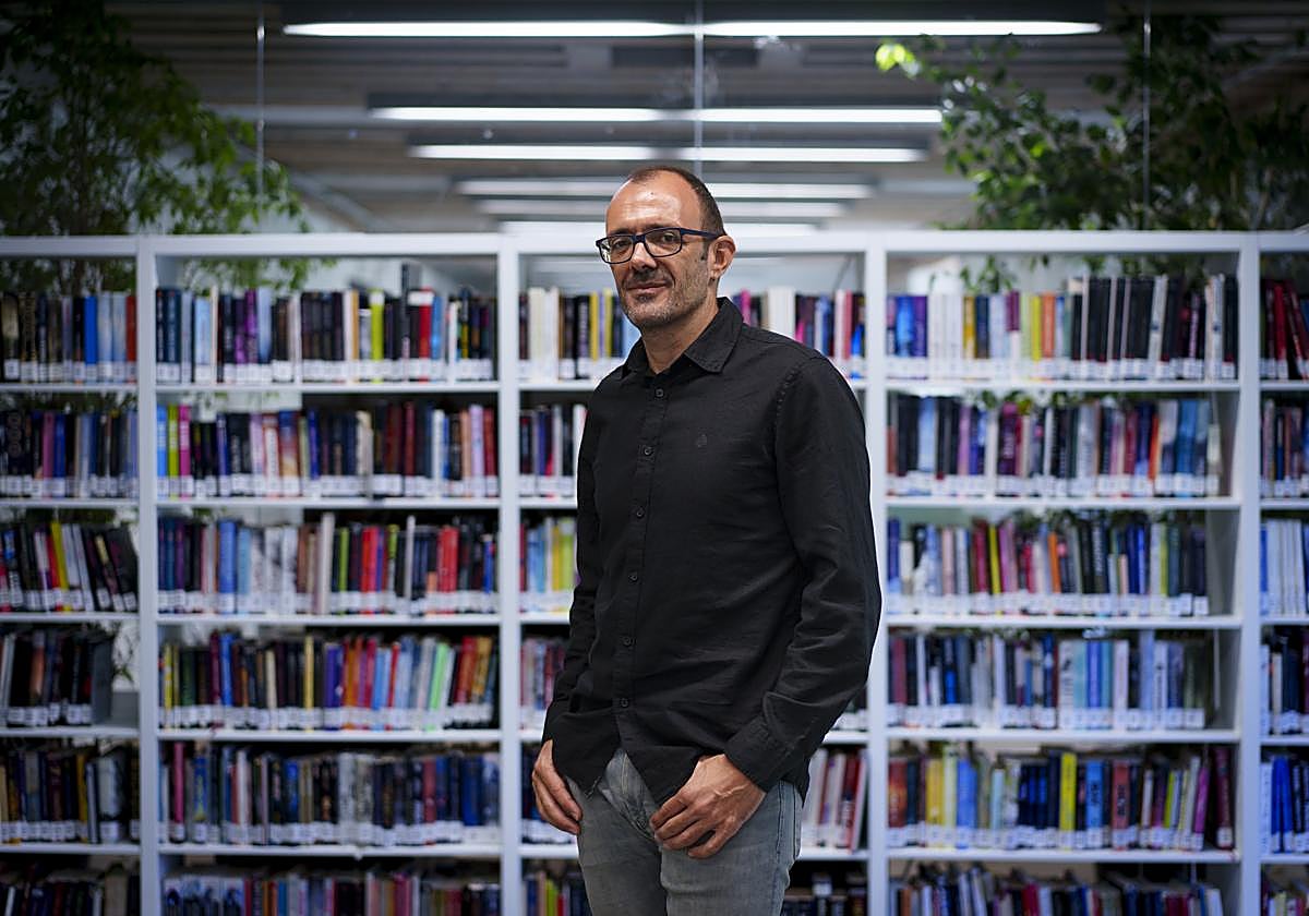 El escritor Isaac Rosa, tras la entrevista en una biblioteca de Madrid