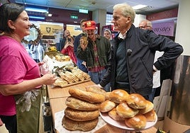 Jonas Gahr Støre, primer ministro de Noruega, de compras en una pastelería.