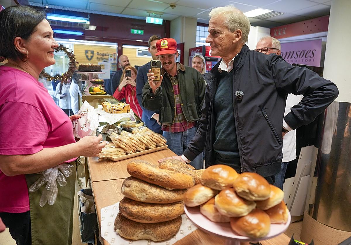 Jonas Gahr Støre, primer ministro de Noruega, de compras en una pastelería.