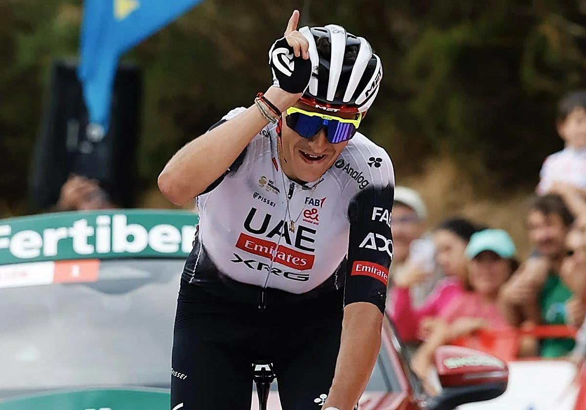 Marc Soler celebra su victoria en la decimocuarta etapa de la Vuelta.