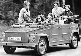 La carrocería, inspirada en el Kübelwagen de la II Guerra Mundial, sobre la plataforma del Karmann Ghia