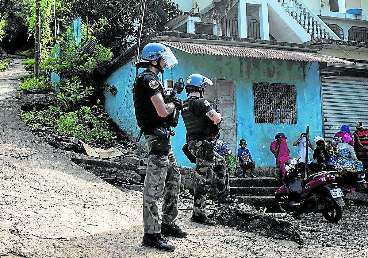 Gendarmes hacen guardia en el barrio marginal de Koungou, en la isla francesa de Mayotte
