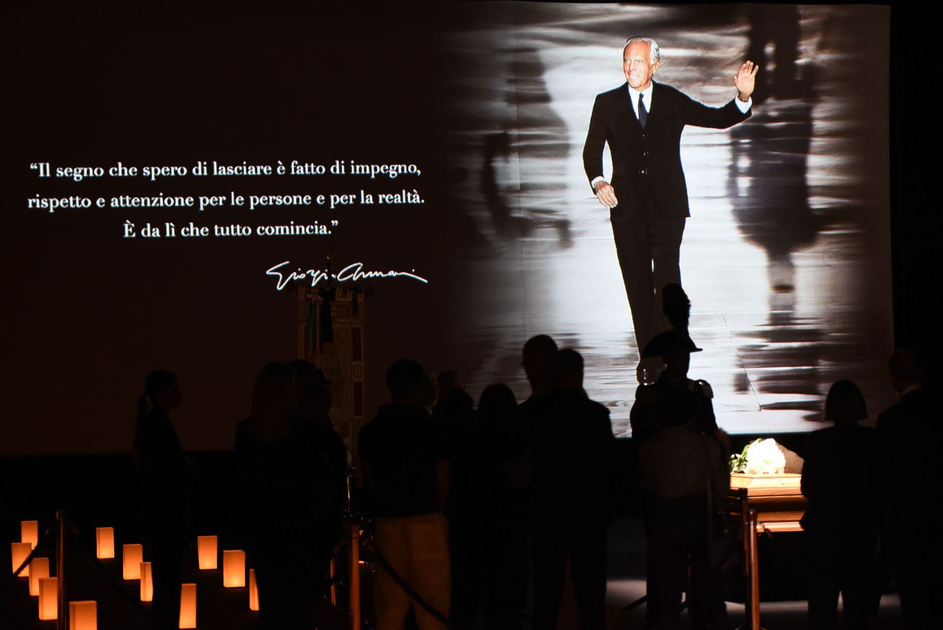 Cientos de italianos han querido dar este sábado su último adiós al modisto Giorgio Armani.