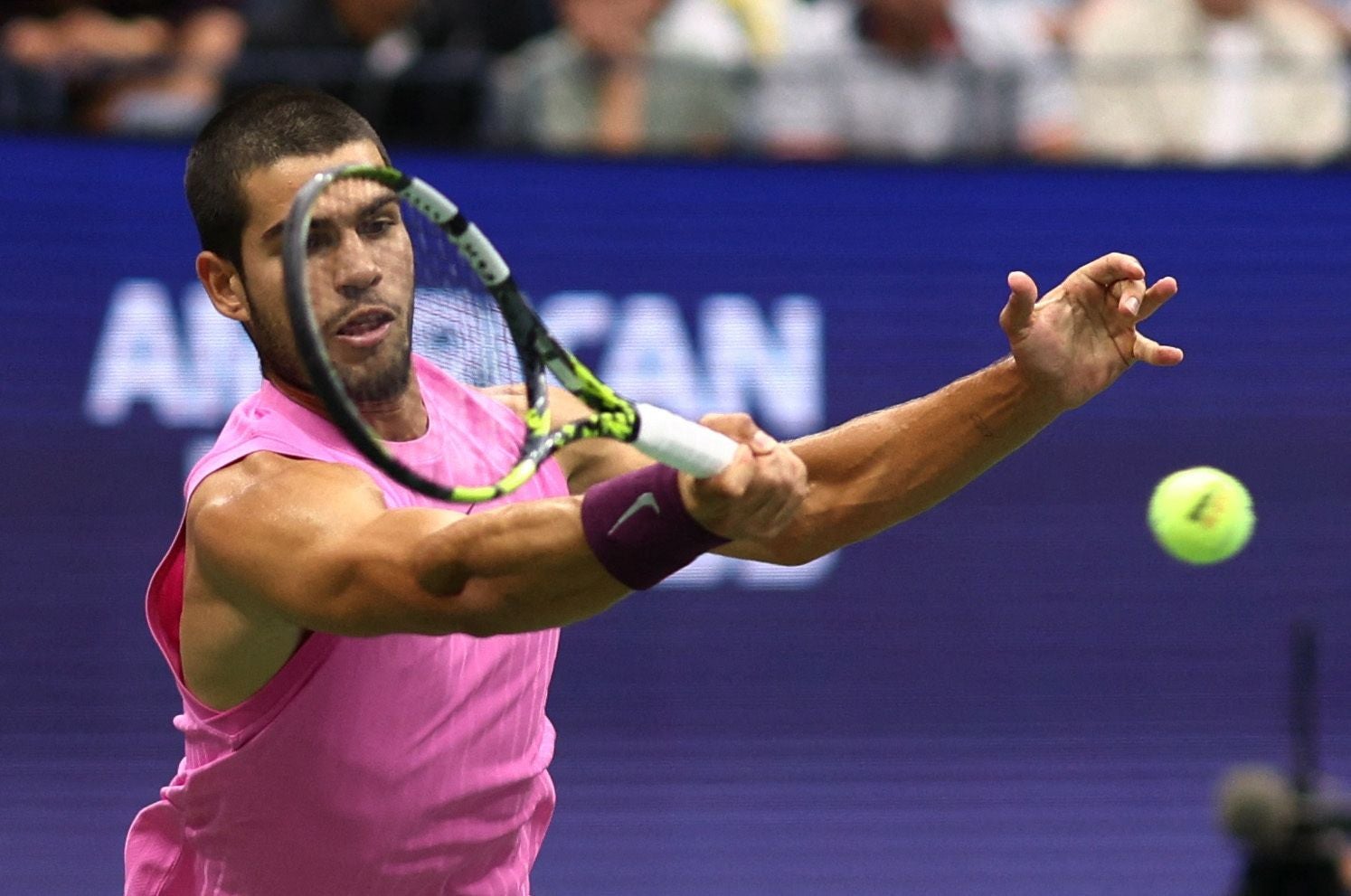 Carlos Alcaraz resta una bola al inicio de la final del US Open que le enfrentó este domingo a Jannik Sinner, su gran rival por el cetro del tenis mundial.
