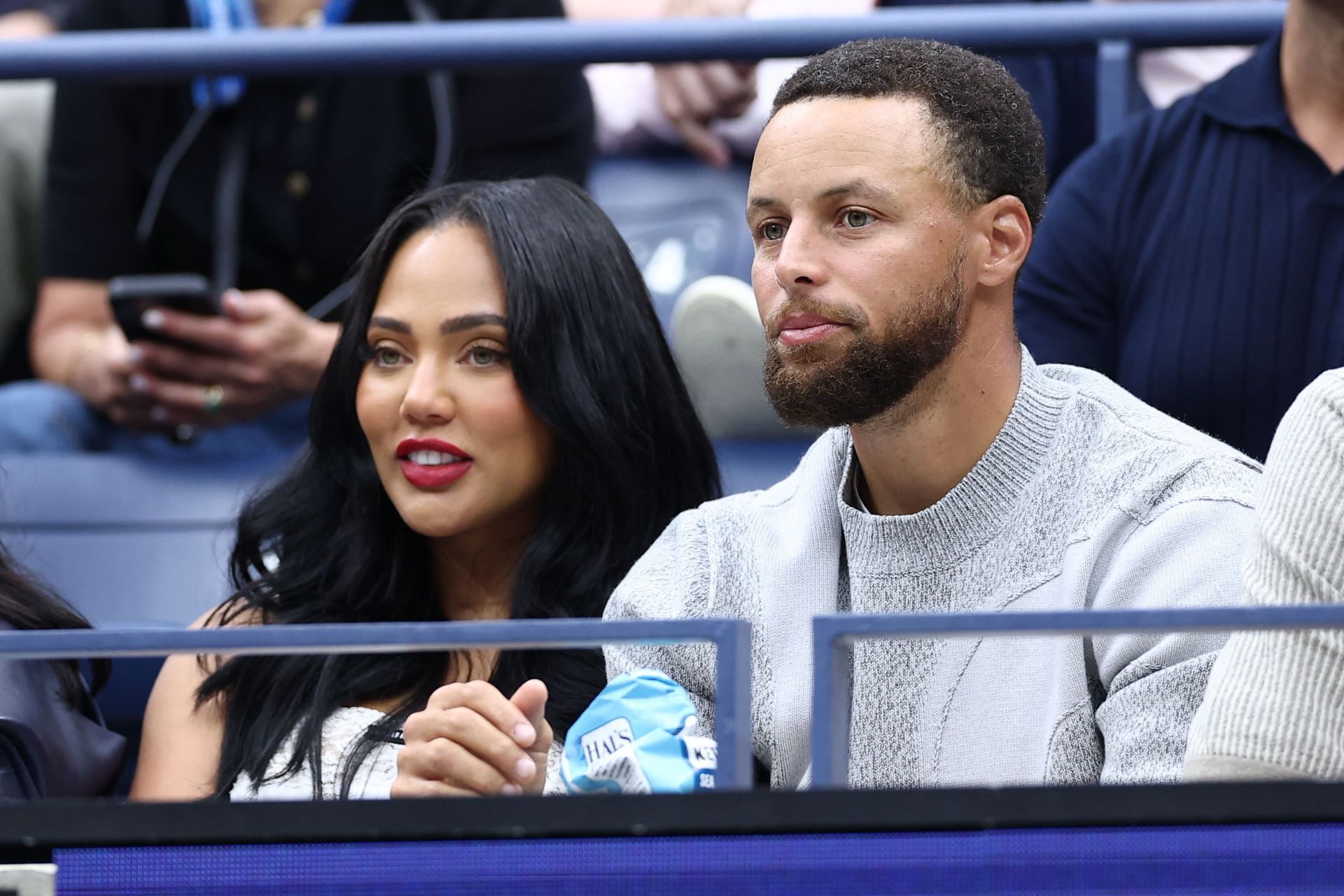 Stephen Curry, estrella de la NBA, asiste al partido entre Carlos Alcaraz y Jannik Sinner acompañado por su esposa, Ayesha.