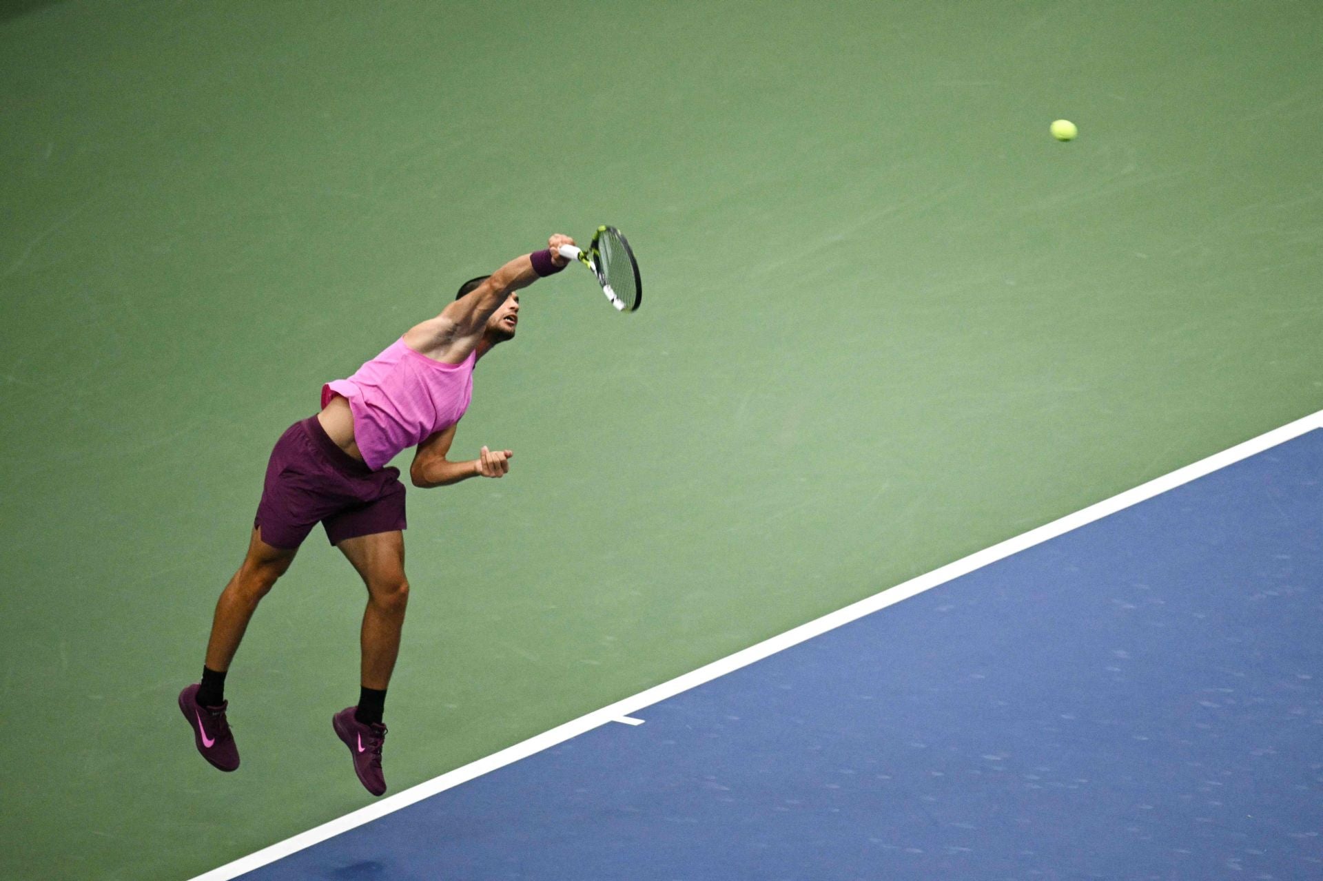 Carlos Alcaraz ejecuta un saque durante la final del US Open que le enfrentó a Jannik Sinner.