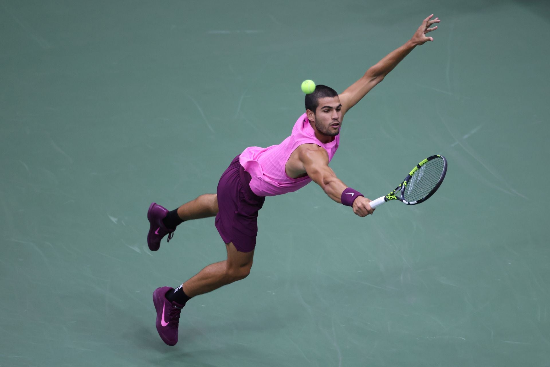 Carlos Alcaraz trata de conectar un golpe de forma acrobática. 