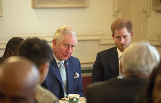 El rey británico, Carlos III, y su hijo el príncipe Harry