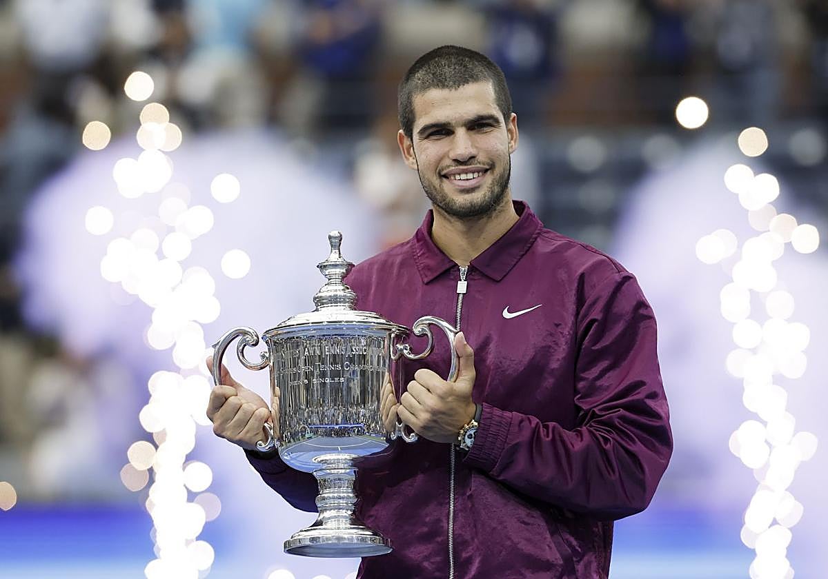 Carlos Alcaraz posa con el trofeo que le acredita como campeón del US Open 2025.