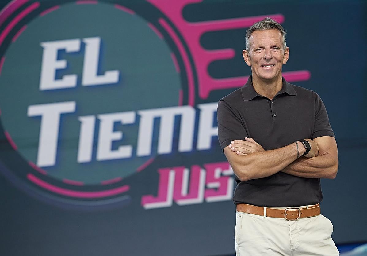 El presentador Joaquín Prat en el plató de 'El tiempo justo'.