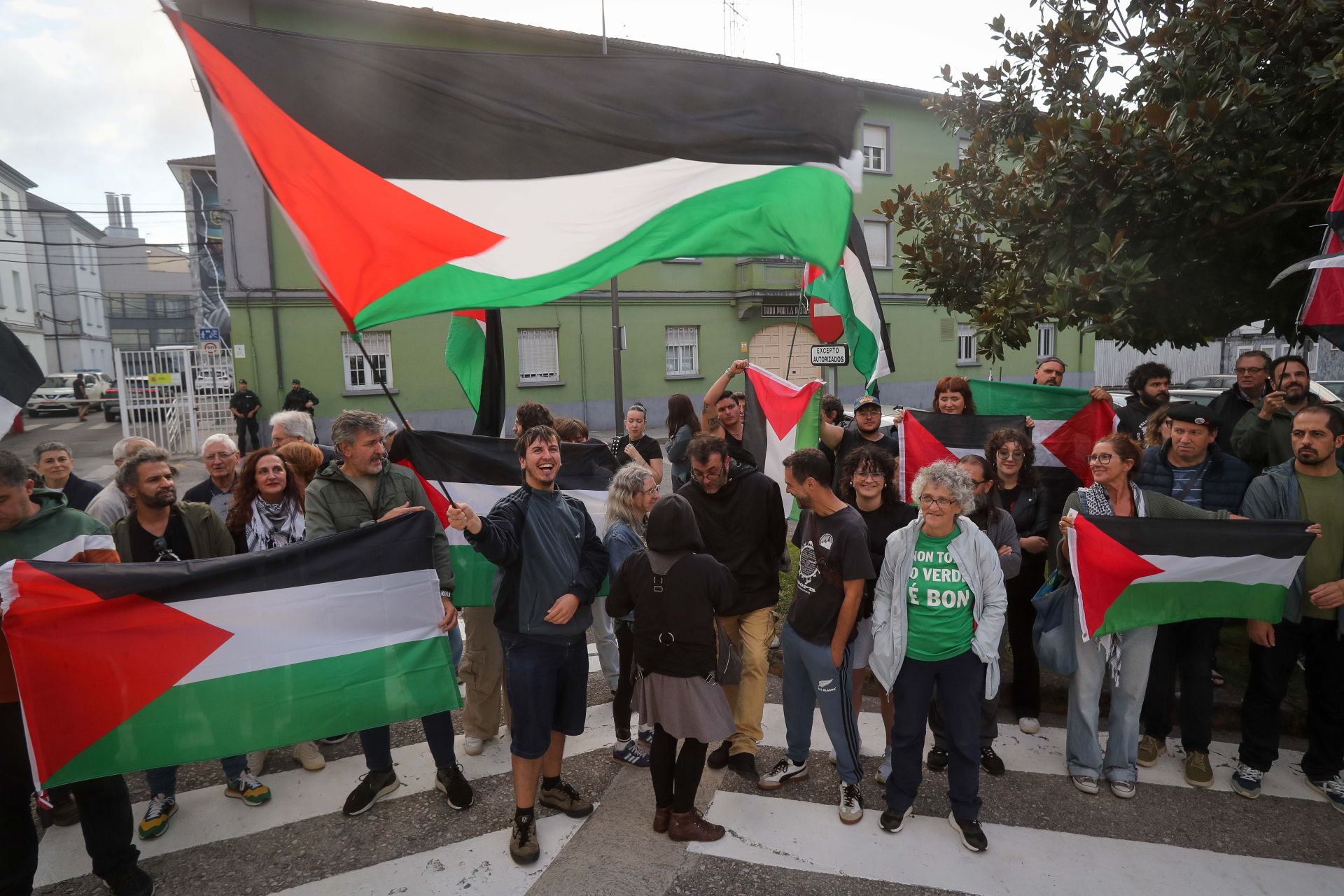 Manifestantes propalestinos protestando este domingo a las puertas de la Comandancia de la Guardia Civil de Lugo tras la detención de varios de ellos.