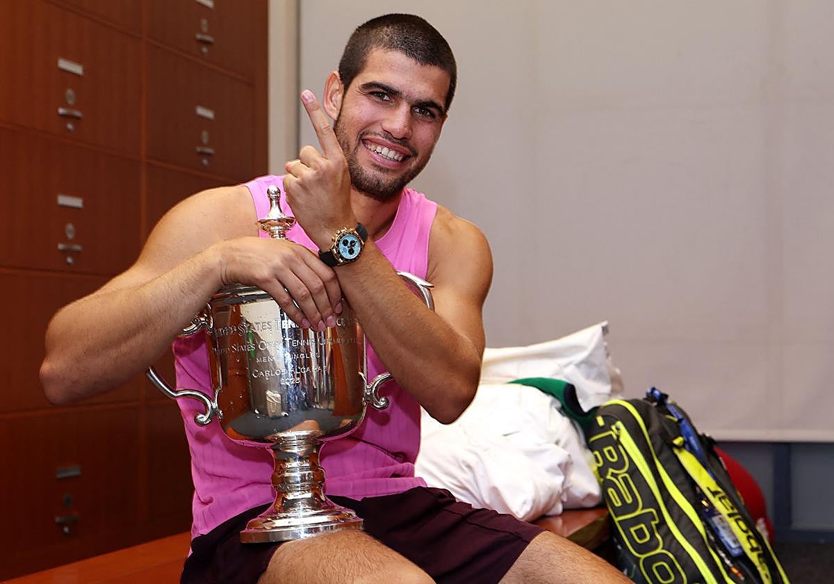 Alcaraz en el vestuario tras ganar la final del US Open y convertirse en número 1 del ranking ATP.