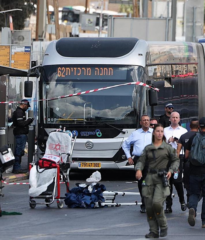 Imagen secundaria 2 - Benjamín Netanyahu ha visitado la escena del tiroteo contra el autobús.