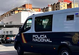 Un furgón policial en la Comisaría de Delicias.