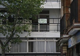 Un cartel de alquiler de una vivienda en Madrid.