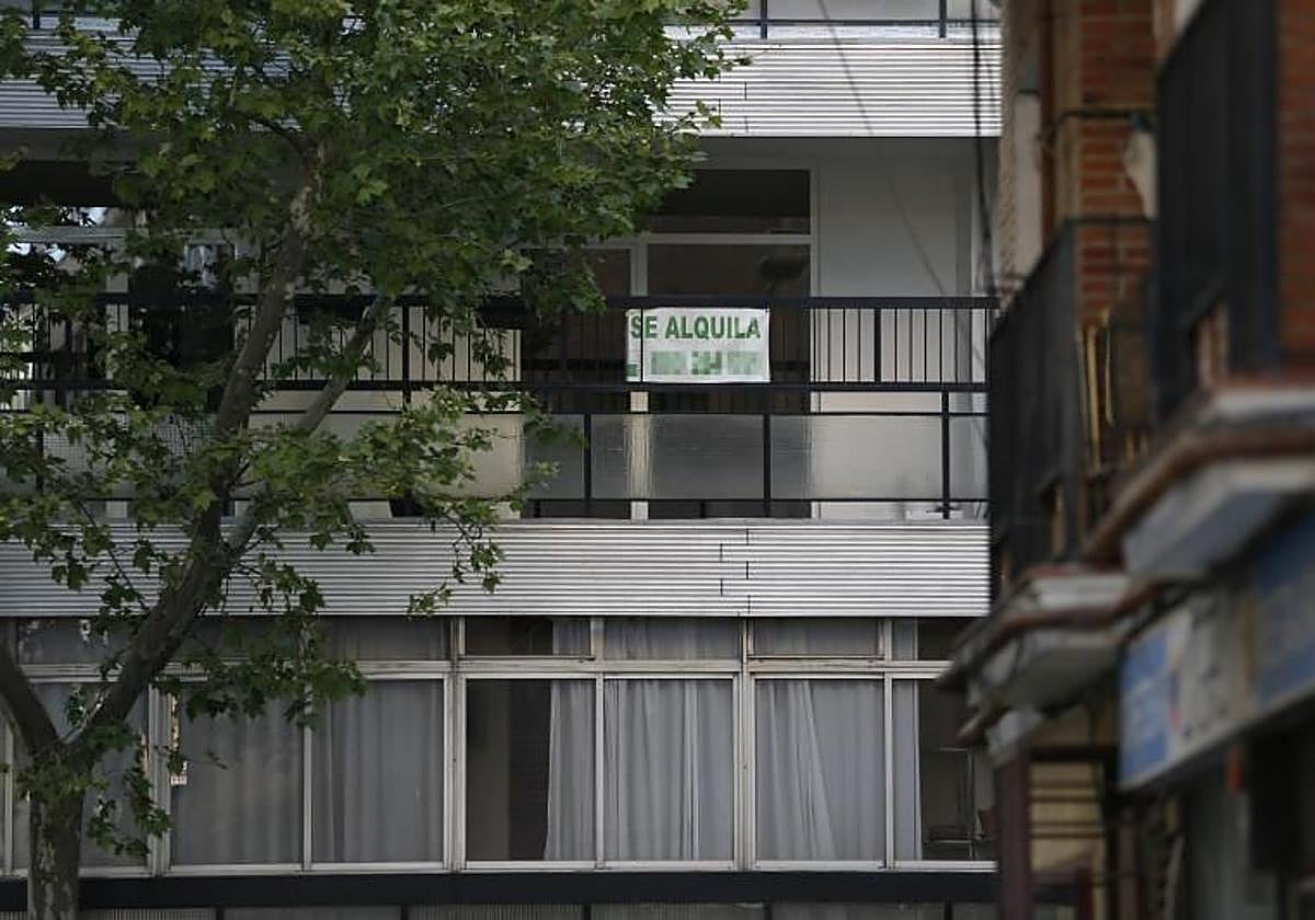 Un cartel de alquiler de una vivienda en Madrid.