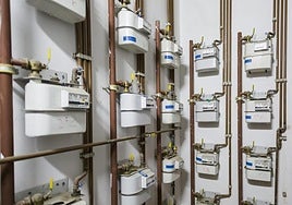 Contadores de gas analógicos de una comunidad de vecinos.