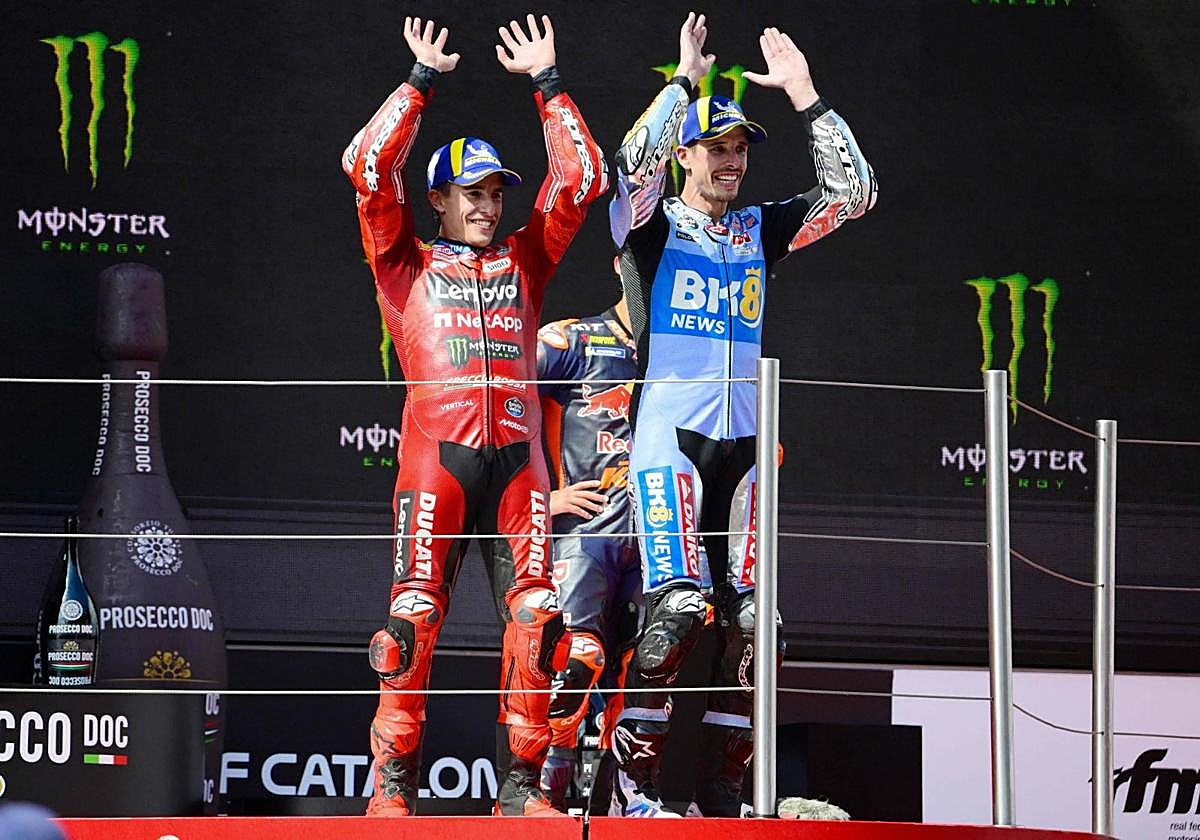 Marc y Álex Márquez, en el podio de Montmeló.