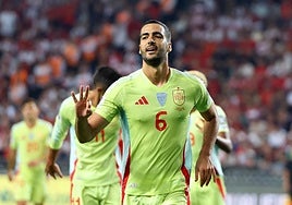 Mikel Merino celebra el tercero de los goles que marcó el domingo ante Turquía.