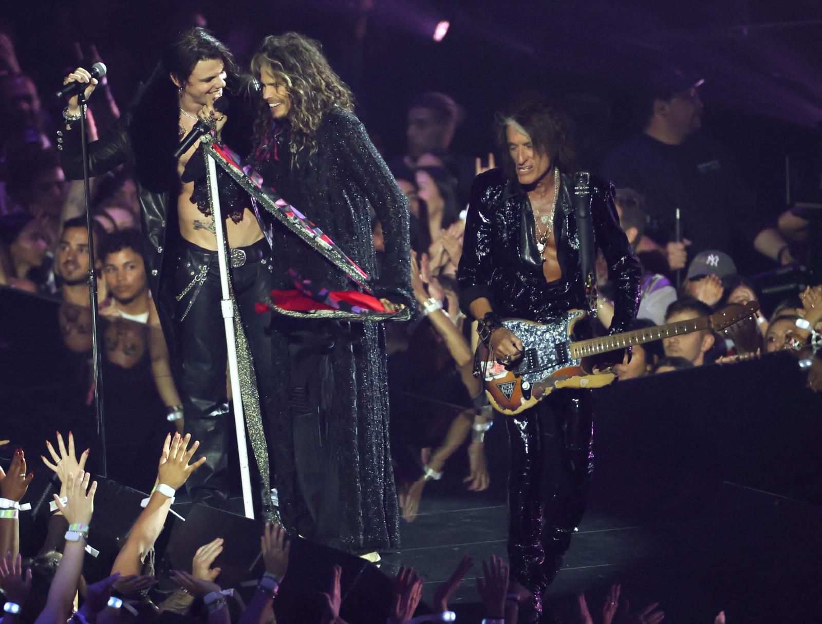 Los miembros de Aerosmith, Steven
Tyler y Joe Perry, se unieron a Yungblud para una potente versión de
'Mama, I'm Coming Home' que puso al público a agitar las manos en el
aire durante el tributo musical al fallecido rockero Ozzy Osbourne.