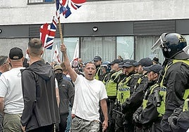 La Policía controla una manifestación de protesta contra un hotel que alberga a solicitantes de asilo en Rotherham.