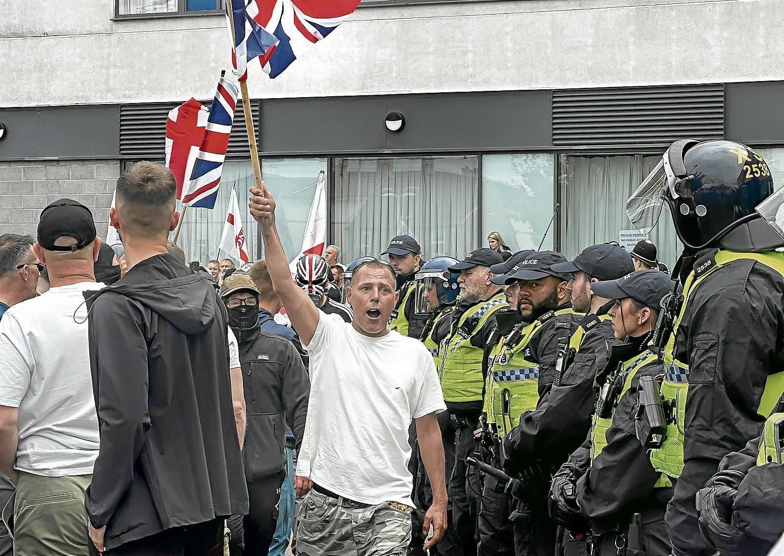 La Policía controla una manifestación de protesta contra un hotel que alberga a solicitantes de asilo en Rotherham.