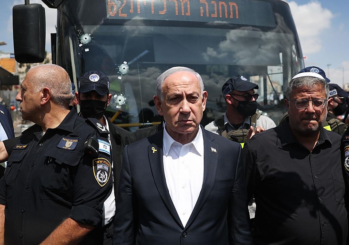 Imagen principal - Benjamín Netanyahu ha visitado la escena del tiroteo contra el autobús.