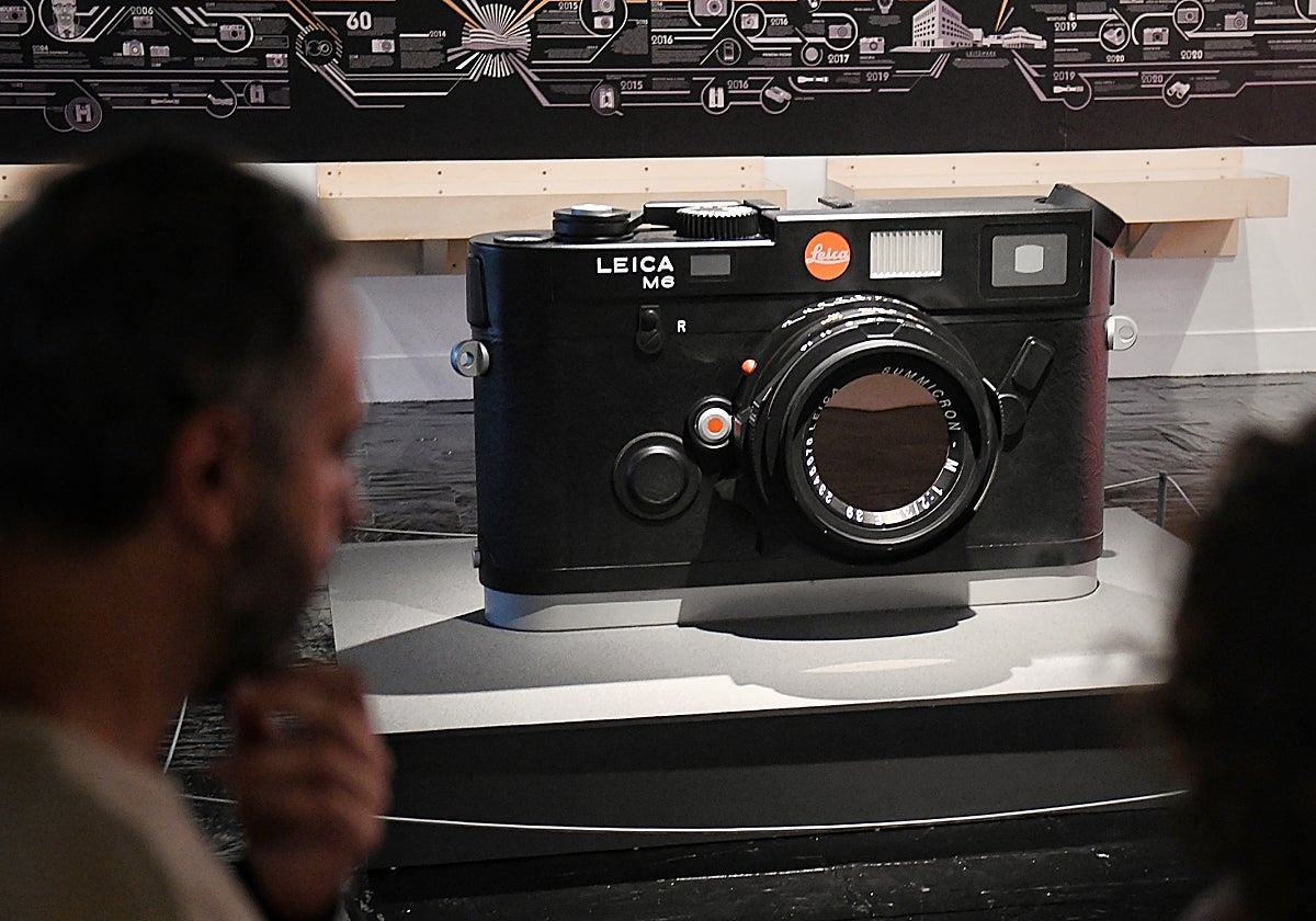 Un espectador durante la presentación de la Exposición 'Leica. 'Un siglo de fotografía'.