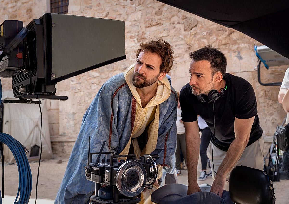 Imagen secundaria 1 - Alejandro Amenábar con Julio Peña y Alessandro Borghi, durante el rodaje, y Fernando Tejero, que da vida al dominico Blanco de Paz.