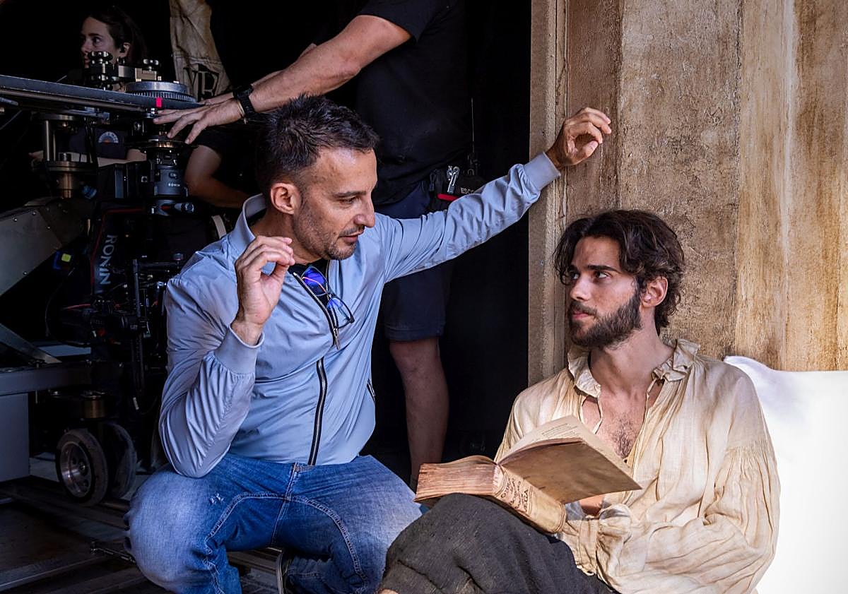Imagen principal - Alejandro Amenábar con Julio Peña y Alessandro Borghi, durante el rodaje, y Fernando Tejero, que da vida al dominico Blanco de Paz.
