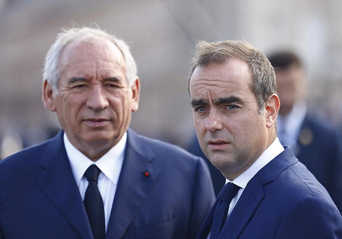 Bayrou, el primer ministro saliente, y Lecornu, el nuevo jefe del Gobierno francés.