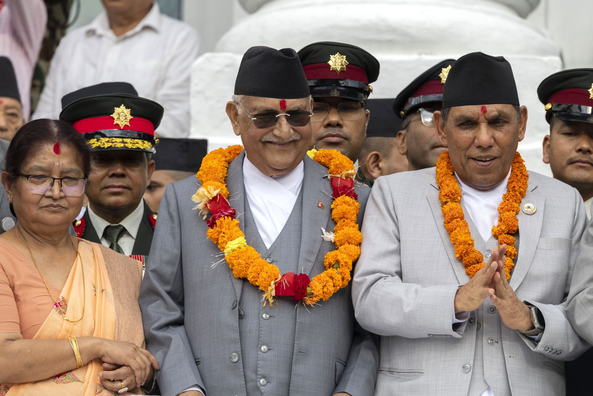 El primer ministro de Nepal, Sharma Oli, en el centro, ha presentado su dimisión.