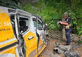 La Policía ucraniana inspecciona la furgoneta bombardeada en Yarova.